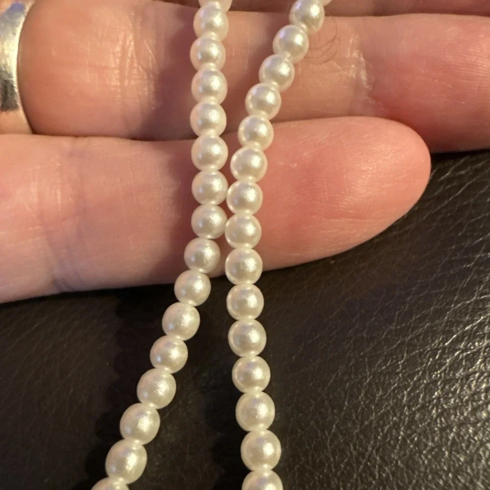 VTG Pearl Necklace with Pendant and Rhinestones-Gold Toned 16